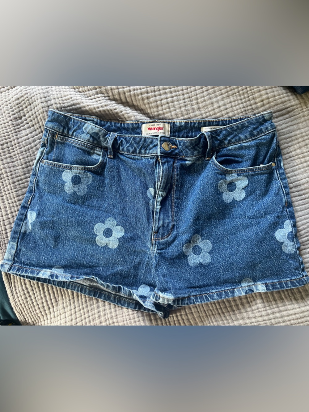 Wrangler Mid-Rise‎ Vintage Short with Adorable Bleached Daisy Print Size 14